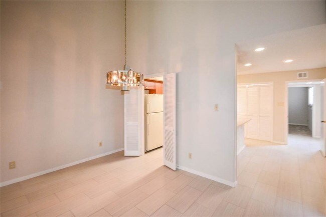 Building Photo - 9262 Westwood Village Dr
