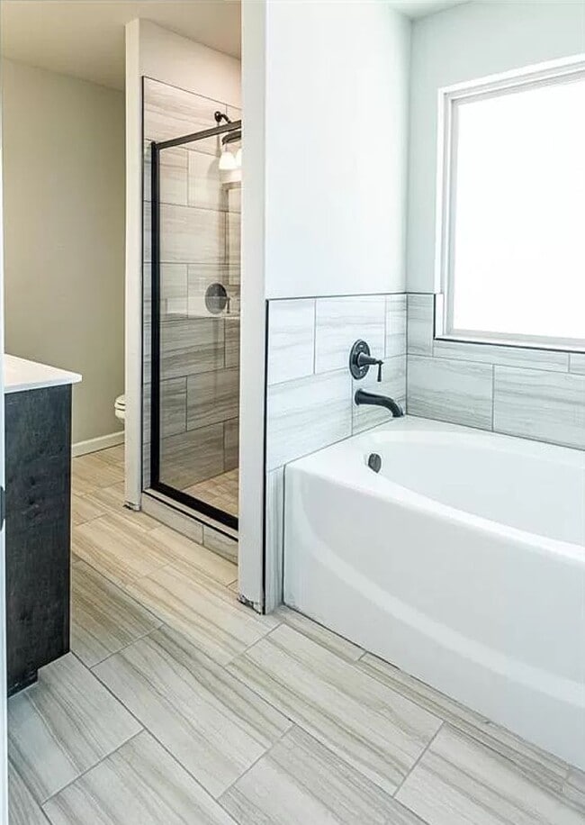 Building Photo - Beautiful 4 Bedroom Home 2 bathroom home!