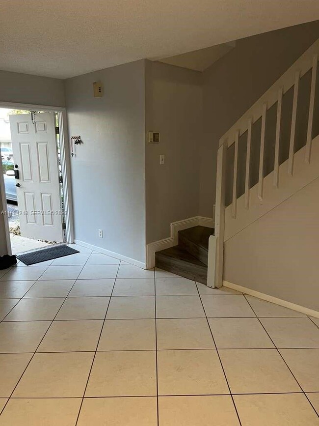 Building Photo - 9787 Riverside Dr