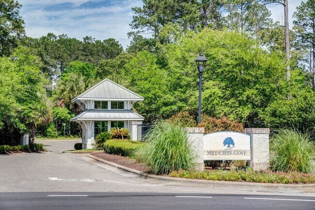 Building Photo - 694 Hadley Ct SE
