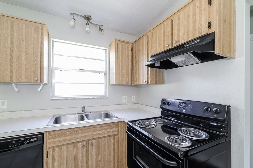 Building Photo - 648 Caribou Ct