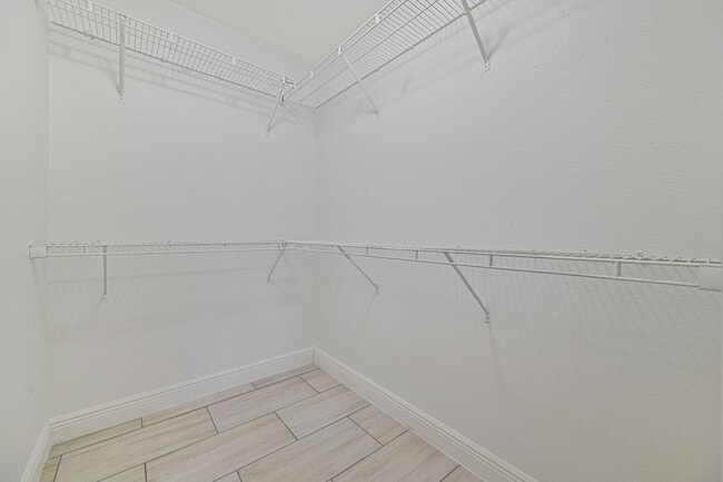 Building Photo - ** Rarely Available  ~ 3/2 Duplex W/ 2 Car Garage ~ Updated **