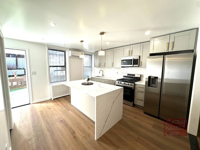 Building Photo - 364 Marion St