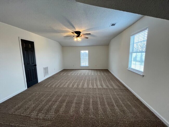 Building Photo - 204 Franklin Sq - Beautifully Updated Home in Bonaire