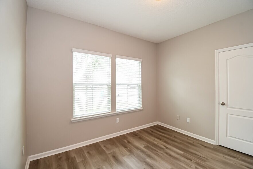 Building Photo - 11085 Haws Ln