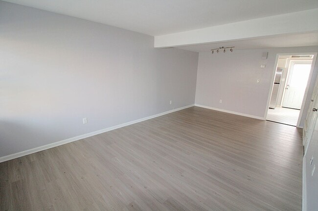 Building Photo - (MOVE-IN SPECIAL!) Renovated 2 Bedroom Tow...