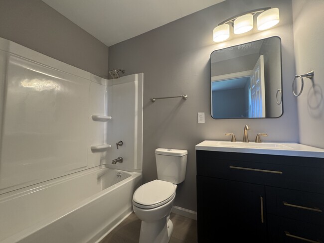 Building Photo - 842 A Woodcrest Dr