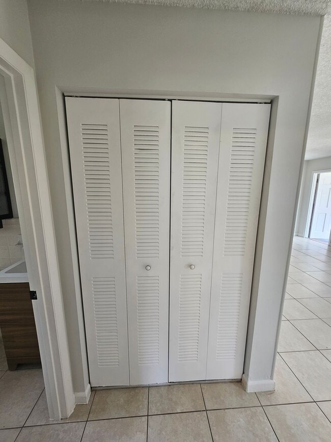 Building Photo - Beautiful and cozy 2/1 apartment available now!
