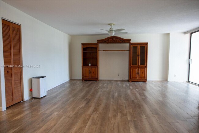Building Photo - 800 Parkview Dr