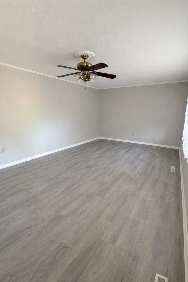 Building Photo - 152 Leonard Dr