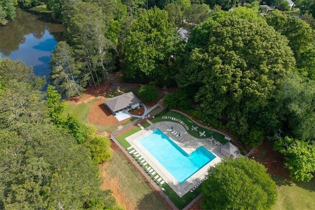 Building Photo - 9470 Hillside Dr