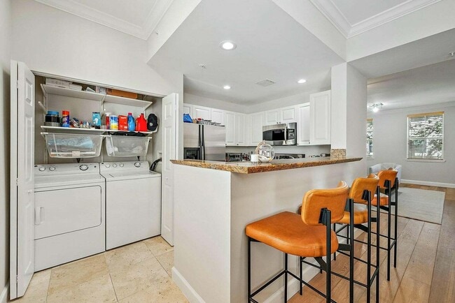 Building Photo - 696 Fern St