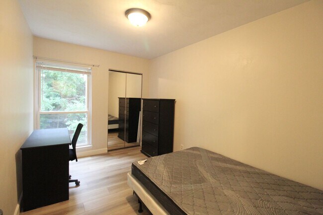 Building Photo - 1362 Bradley Dr