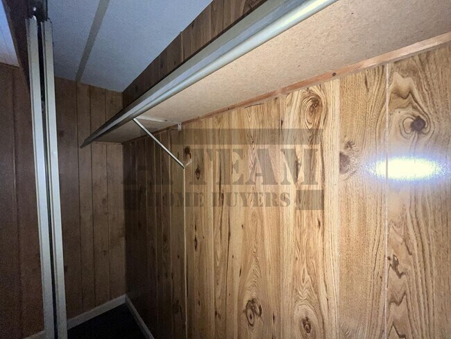 Building Photo - Spacious 2-bedroom, 1-bathroom home!