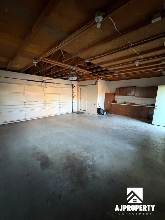 Building Photo - 3014 S Phillips Ave