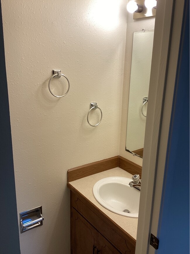 Building Photo - 912 SW 11th St