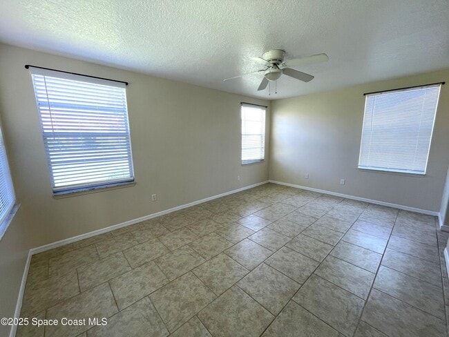 Building Photo - 740 Spring Valley Dr