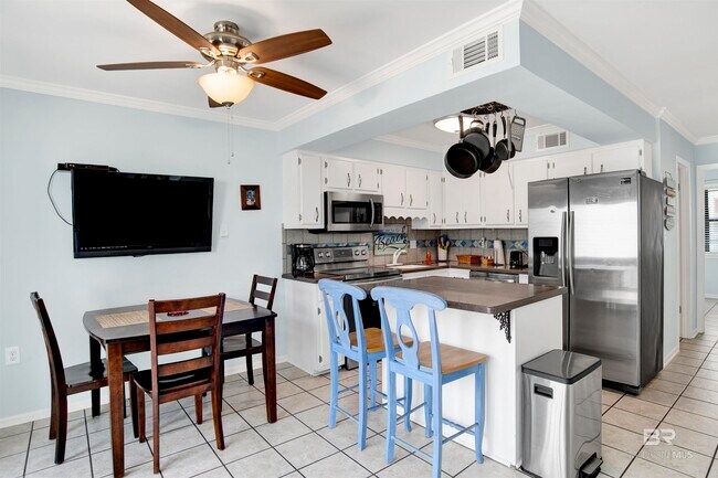 Building Photo - 554 E Beach Blvd