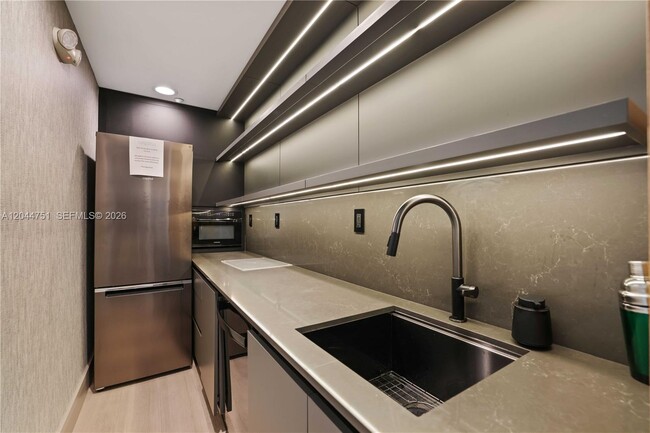 Building Photo - 5025 Collins Ave