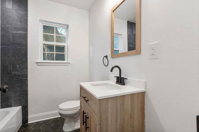 Building Photo - Stunning 2 Bedroom 2 Bath in the heart of ...