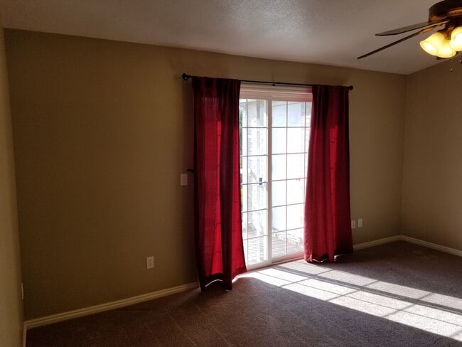 Building Photo - 3 Bed, 2 Bath in Orem - with pool access!