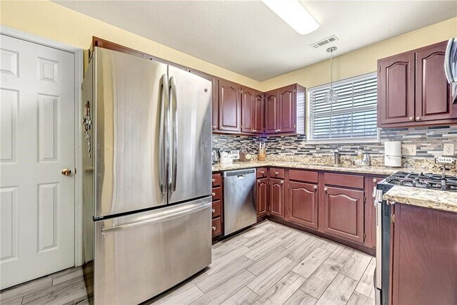 Building Photo - 122 S Bailey St