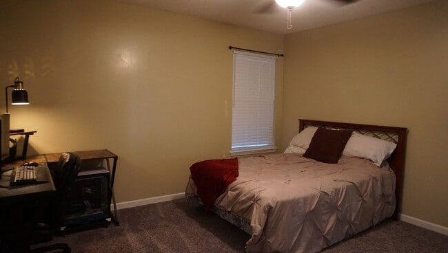 Building Photo - Beautiful home off Knights Academy