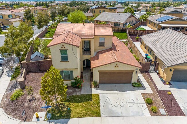 Building Photo - Stunning  Two-Story 4 Bed/3 Bath Home in B...