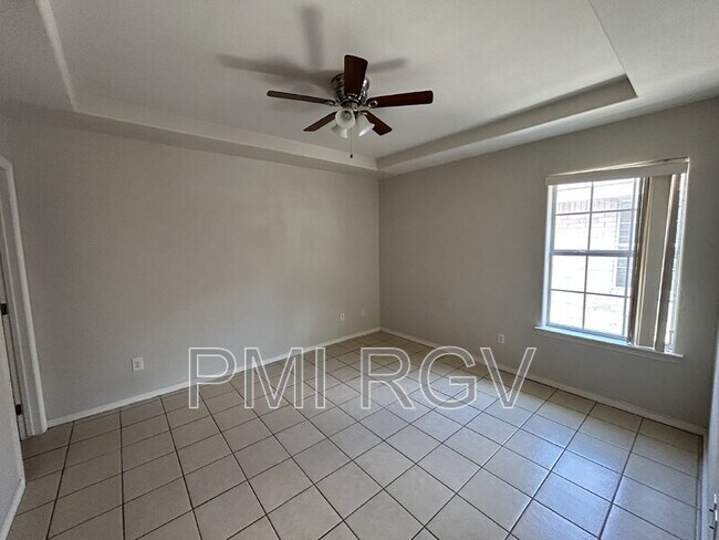 Building Photo - 913 E Daffodil Ave