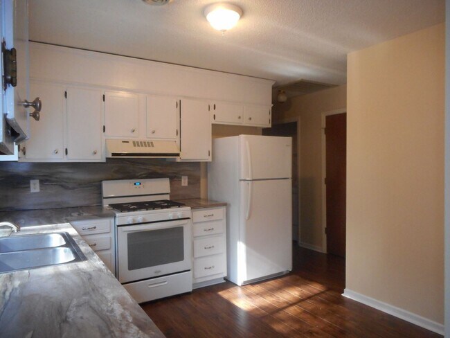 Building Photo - 3-bedroom, 2-bath Brick Home