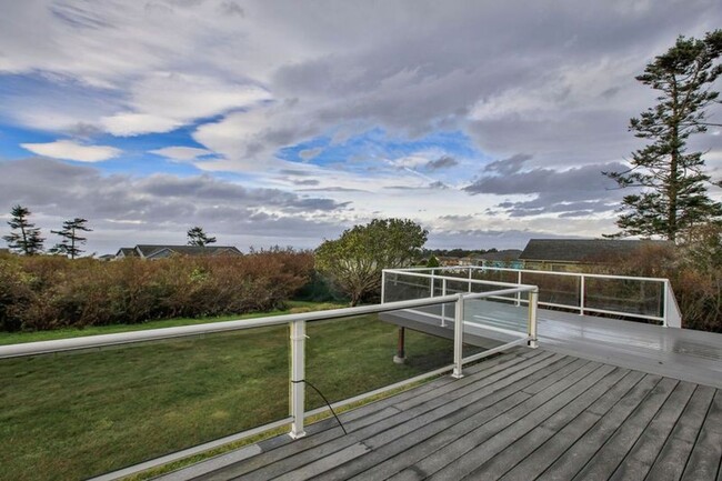 Building Photo - Lovely Home Located Off West Beach with View!