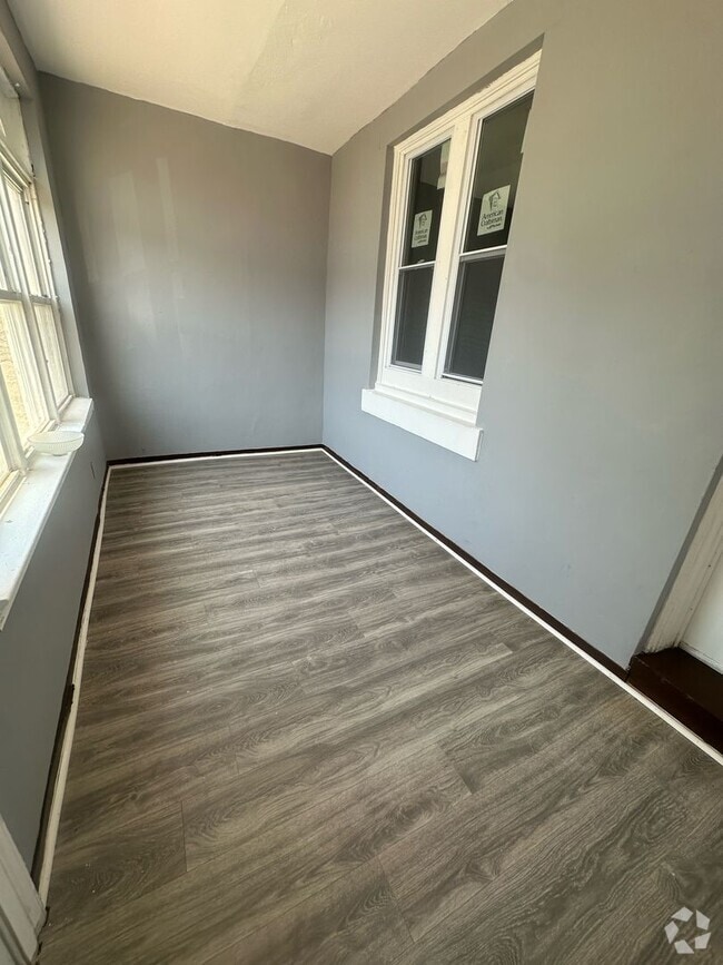 Building Photo - 3 bedrooms / 1 full bathrooms  renovated i...