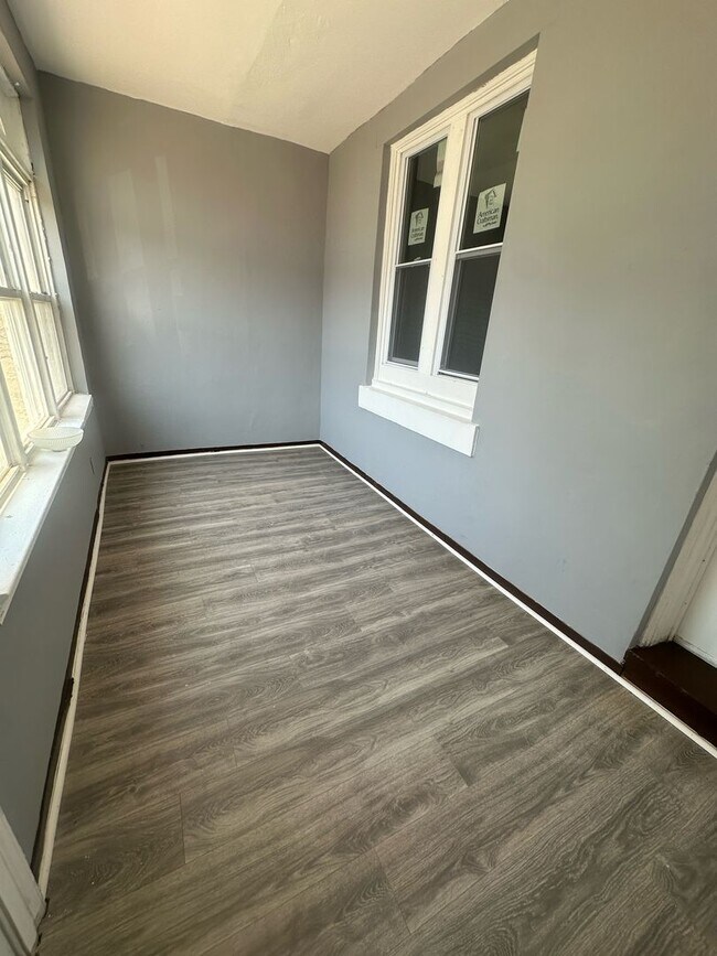 Building Photo - 3 bedrooms / 1 full bathrooms  renovated i...