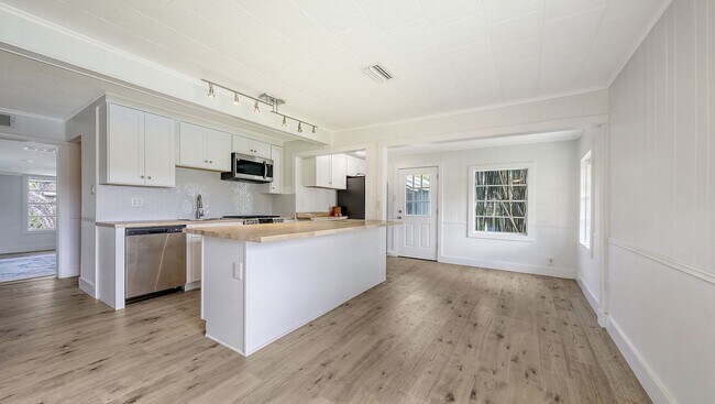 Building Photo - Completely Remodeled Home With Stunning Ri...