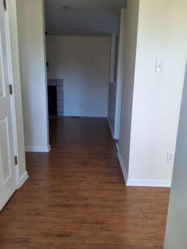 Building Photo - Strawberry Plains, 37871 - 3 bedroom, 2 bath home - Contact Sharon Arnwine (865) 313-7215