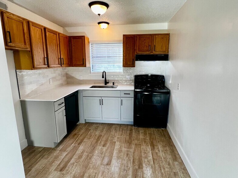 Building Photo - 525 N Betty Jo Dr