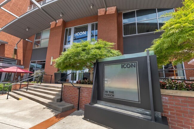 Building Photo - Fully Furnished 15th Floor Condo At Icon I...