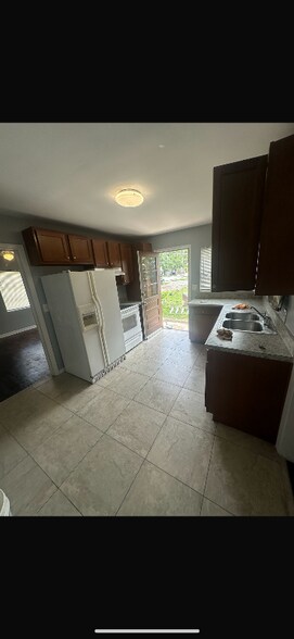 Building Photo - 4584 Park St