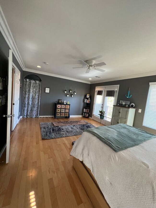 Building Photo - ABSOLUTELY AMAZING! Large 4 bedroom 2 stor...
