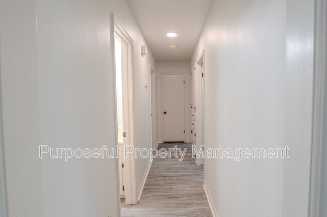Building Photo - 2412 Laneway Dr