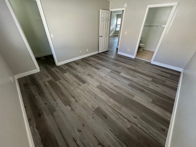 Building Photo - BEAUTIFUL 2 BED 2 BATH SECOND FLOOR CENTRAL LAS VEGAS CONDO