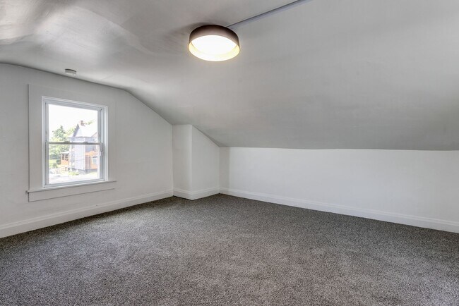 Building Photo - AVAILABLE NOW - Beautifully RENOVATED 3 Bedroom Home w/ TONS of Natural Light!