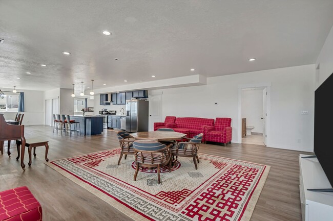 Building Photo - 984 N Highpass Dr