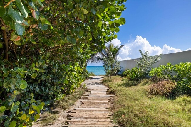 Building Photo - 1048 S Ocean Blvd