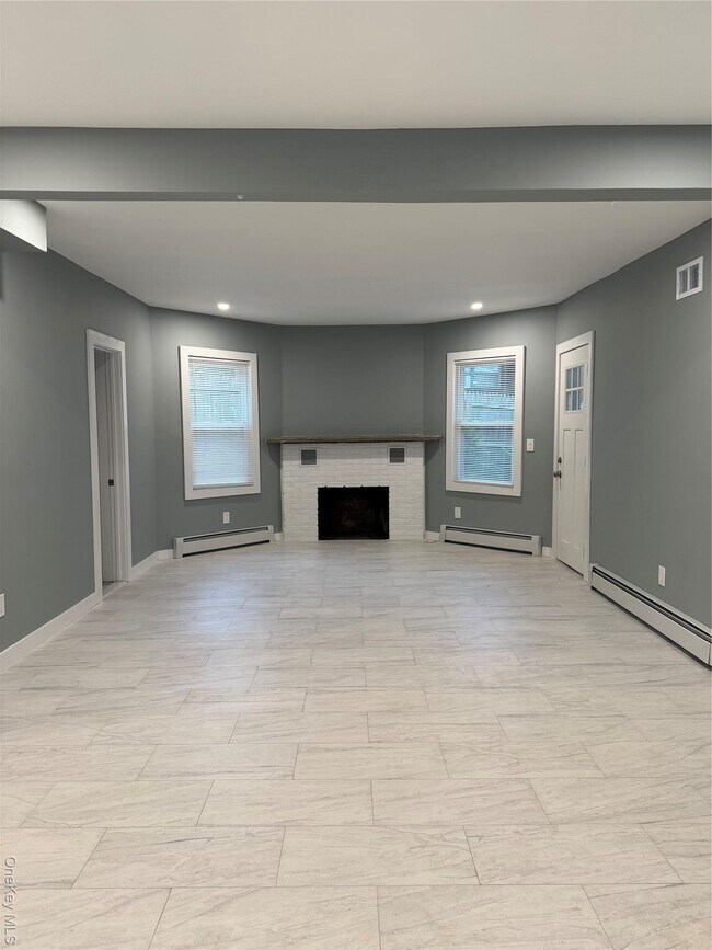 Building Photo - 253 Woodbury Rd