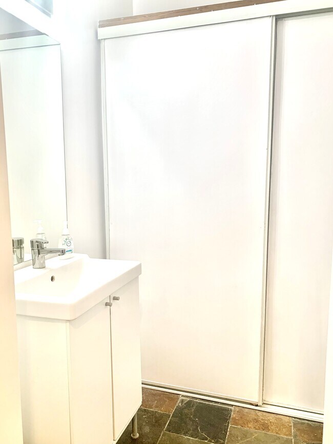 Building Photo - 960 Larrabee St