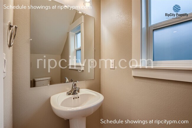 Building Photo - 6842 N Mears St