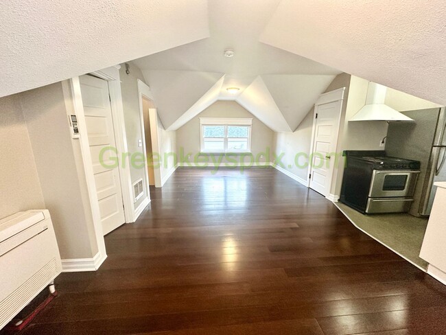 Building Photo - Gorgeous 1 Bedroom 1 Bath Top Floor Unit i...
