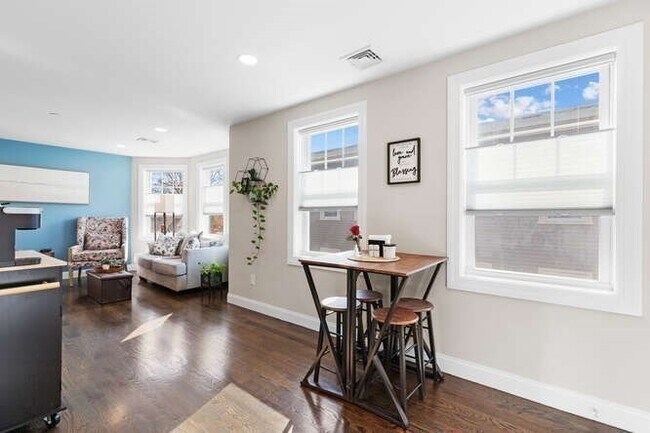 Building Photo - 22 Victor St