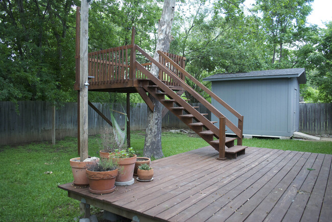 Building Photo - Introducing a charming single-family home ...